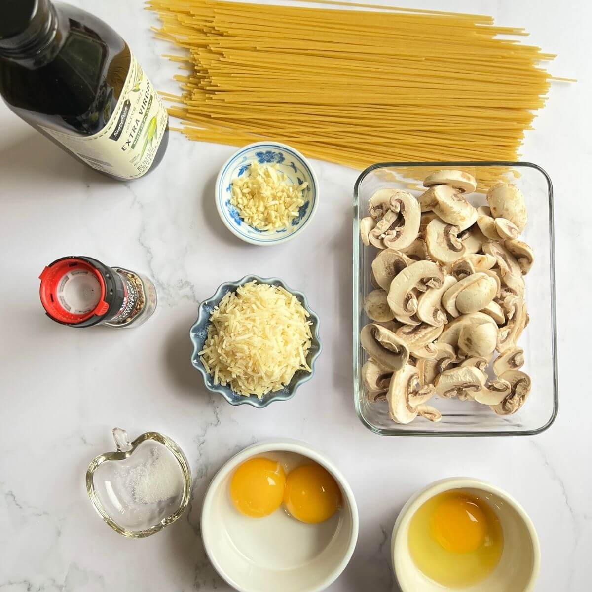 Ingredients for creamy carbonara mushroom recipe.