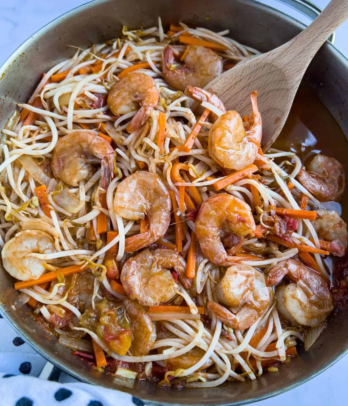 Ginisang toge in skillet.