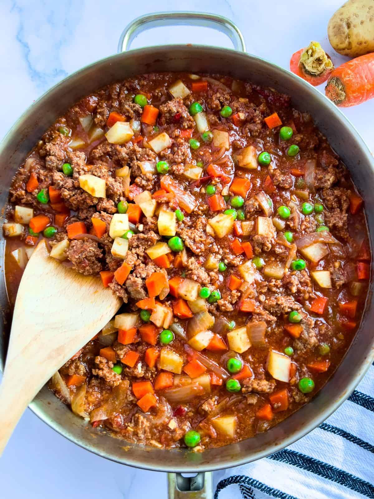 Beef giniling in skillet.